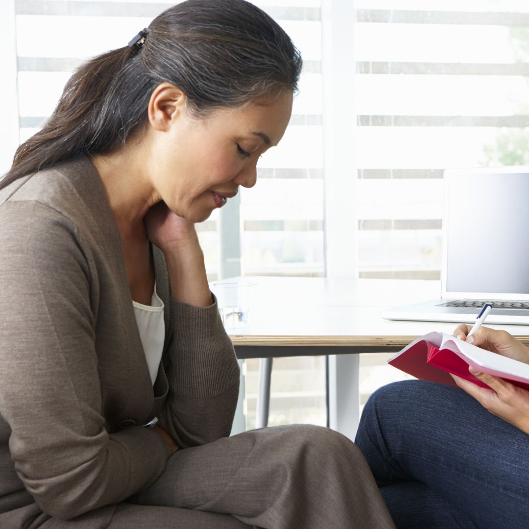 Thérapeute notant le discours d'un patient lors d'une séance personnelle Top 10
